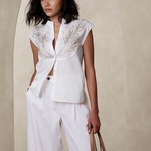 Banana Republic shirt sleeve embroidered button down. Size large